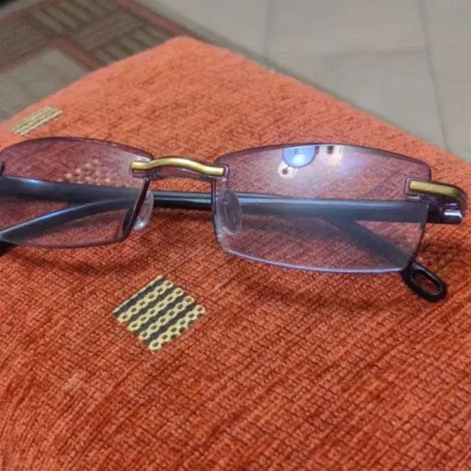Escena ilustrativa de dos pares de gafas TR90 sobre una mesa
