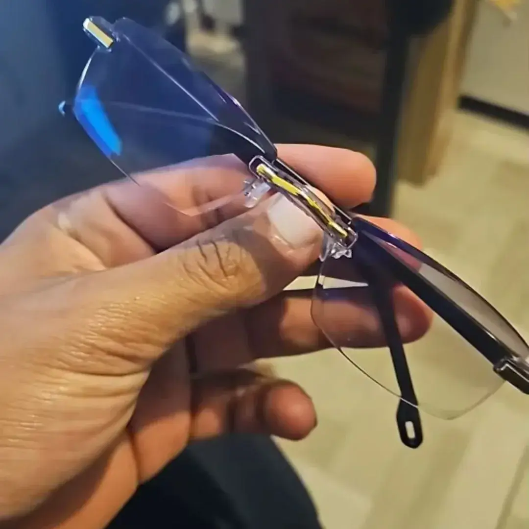 Escena ilustrativa de una mano sosteniendo la montura de las gafas