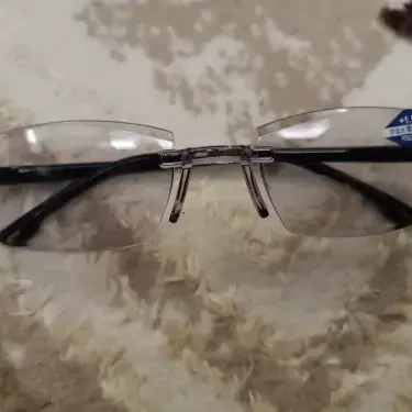 Escena ilustrativa de las gafas sobre una mesa junto a una taza de café